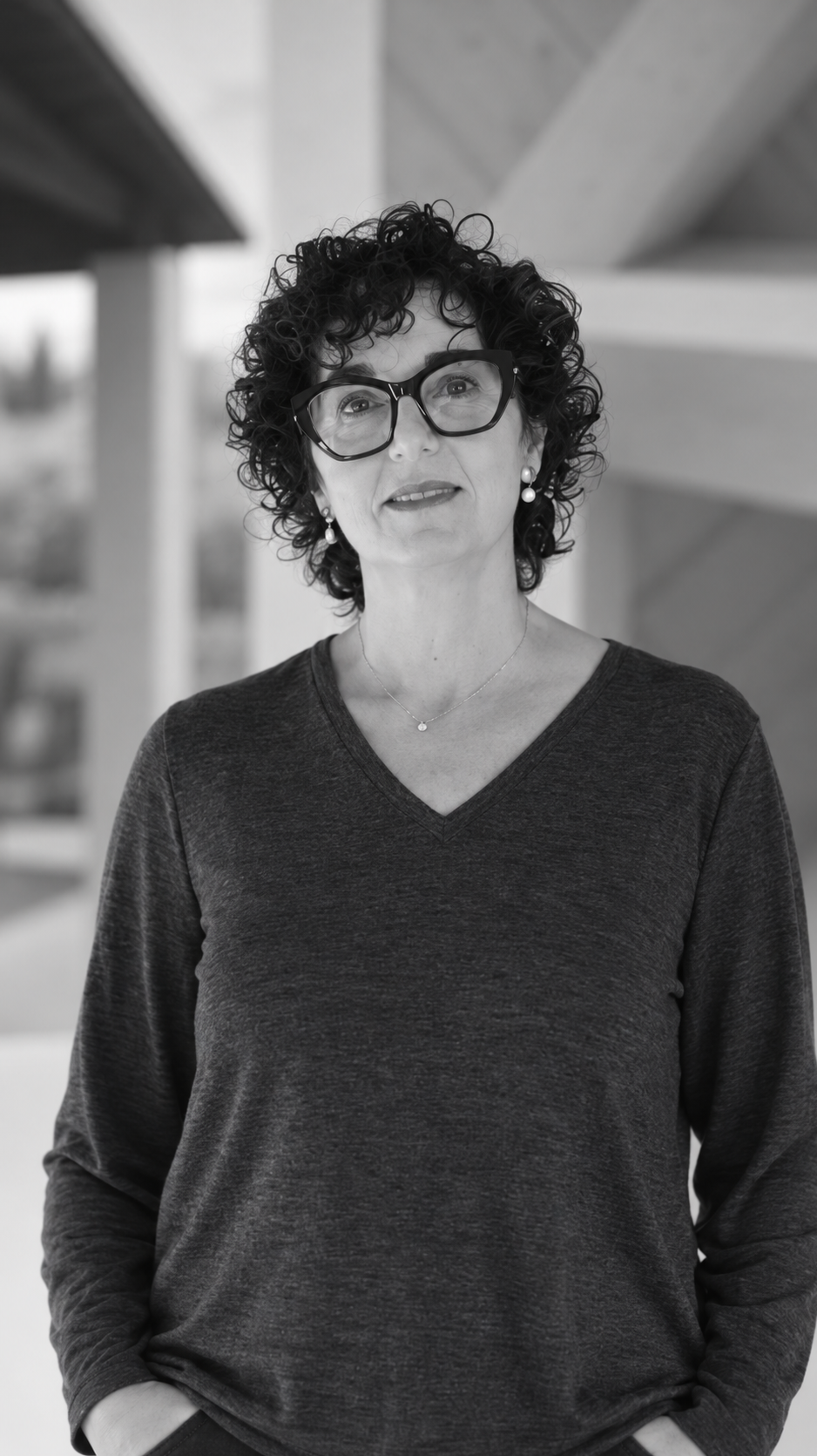 retrato monocromo de mujer con gafas